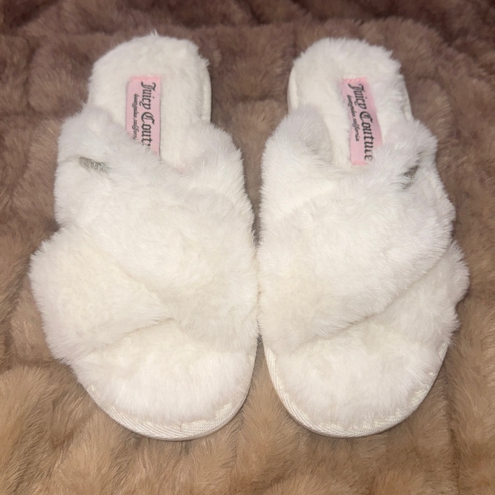 Women’s Juicy Couture soft comfy white fuzzy Slippers, sz 5/6, rubber soles